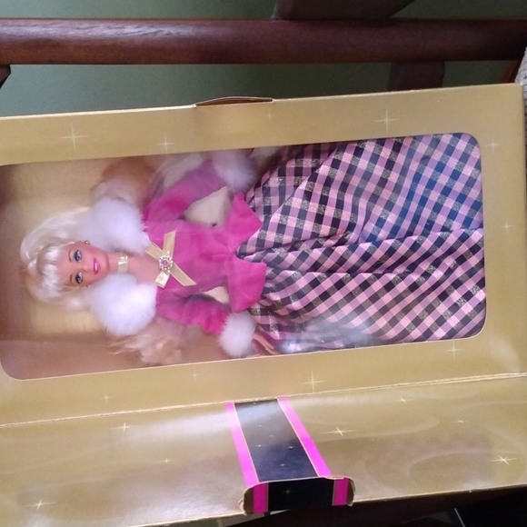 Vintage Avon Exclusive 2nd in an Avon Special Edition Winter Rhapsody Barbie New - Picture 9 of 9